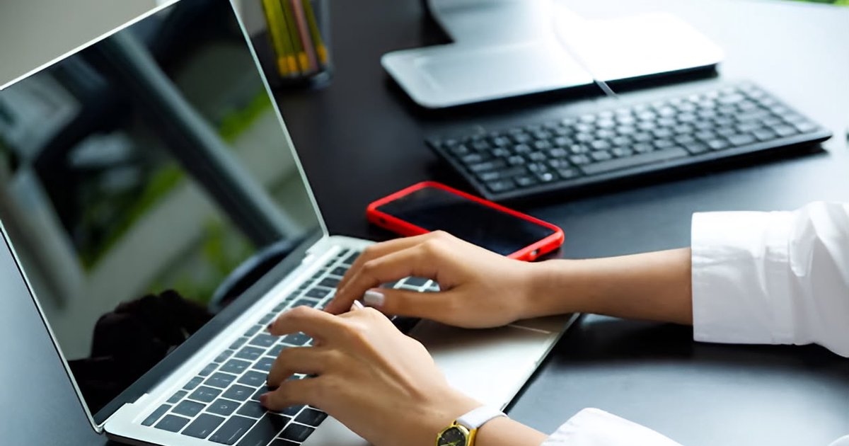 Laptop AI atau Laptop Biasa, Mana yang Lebih Worth It untuk Dibeli?