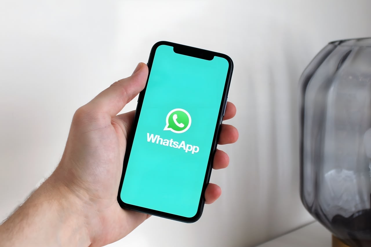 WhatsApp Bakal Punya Fitur Perluas Foto 9:16 Berbasis Meta AI