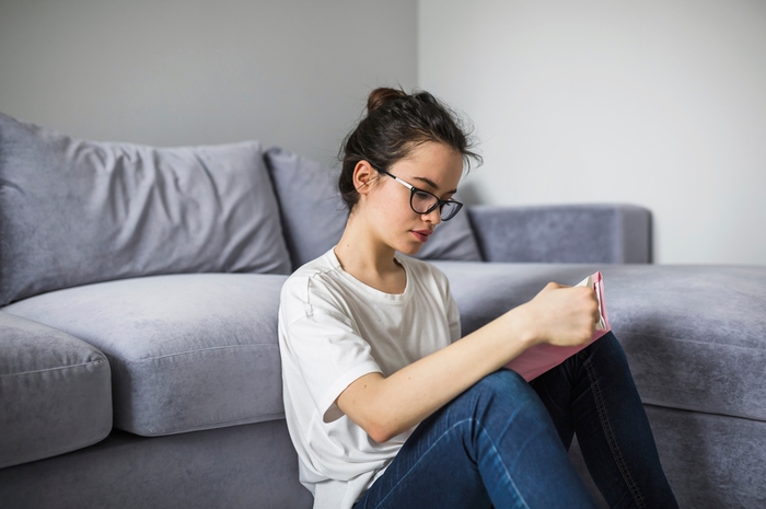 Dalam Genggaman yang Berbahaya Kecanduan Gadget dan Resiko Carpal Tunnel Syndrome Yang terus Mengintai
