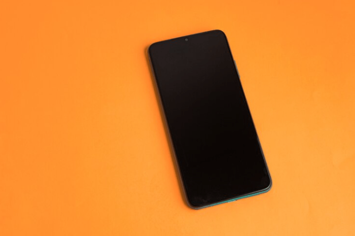 Cara Mengatasi Black Screen pada Ponsel dengan Baterai Tanam