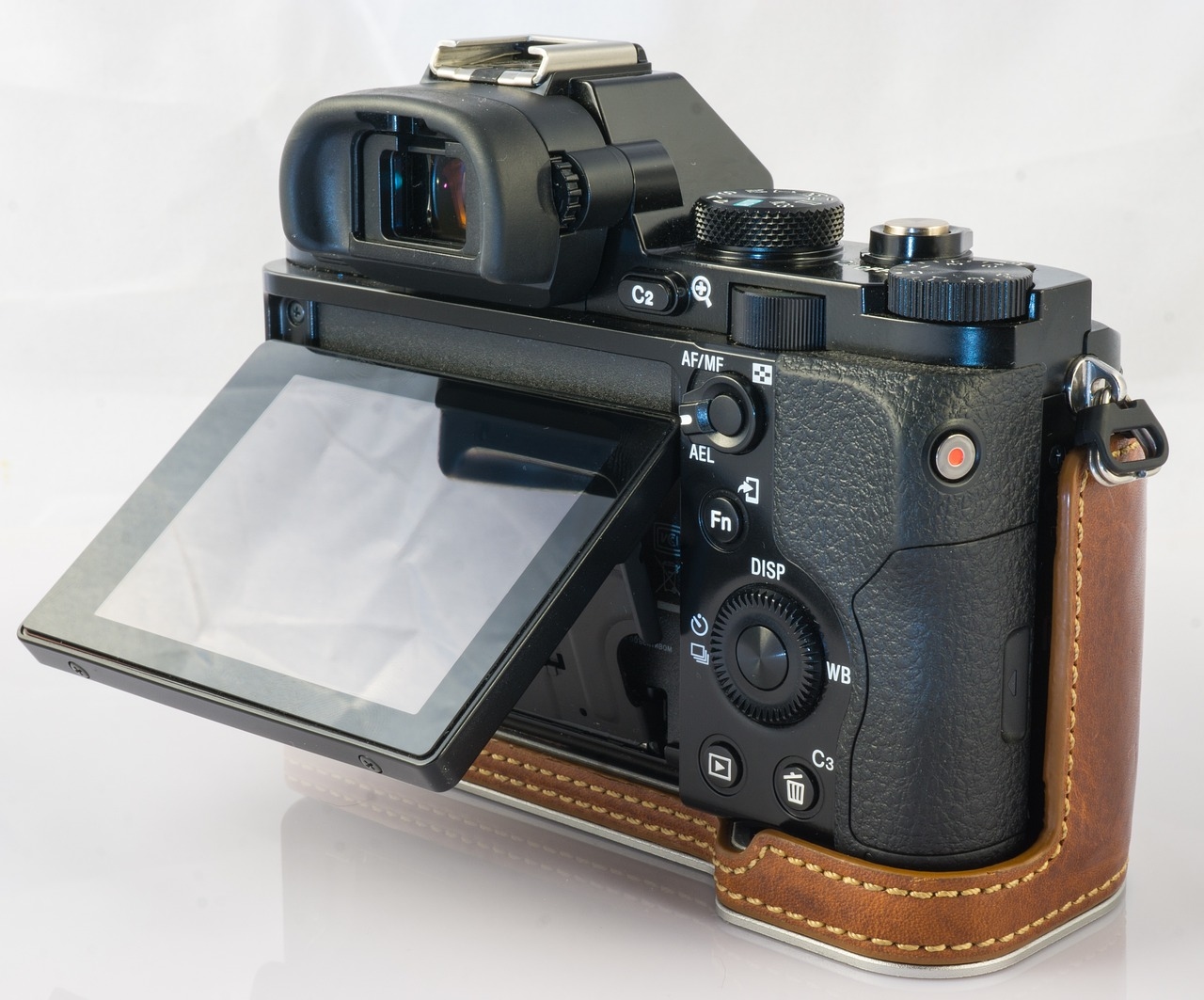 Perbandinggan Kamera Mirrorless vs DSLR, Mana yang Lebih Unggul untuk Fotografi?
